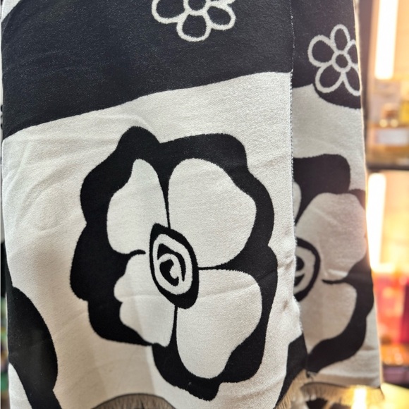450. Black and White Oversized Soft Floral Scarf NWOT - Picture 4 of 7